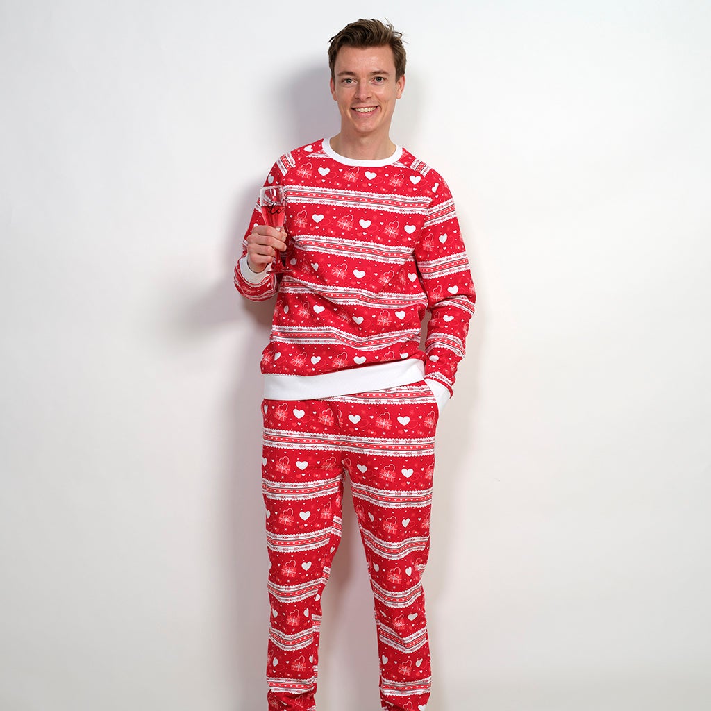 En man klädd i en röd jumpsuit för alla hjärtans dag.